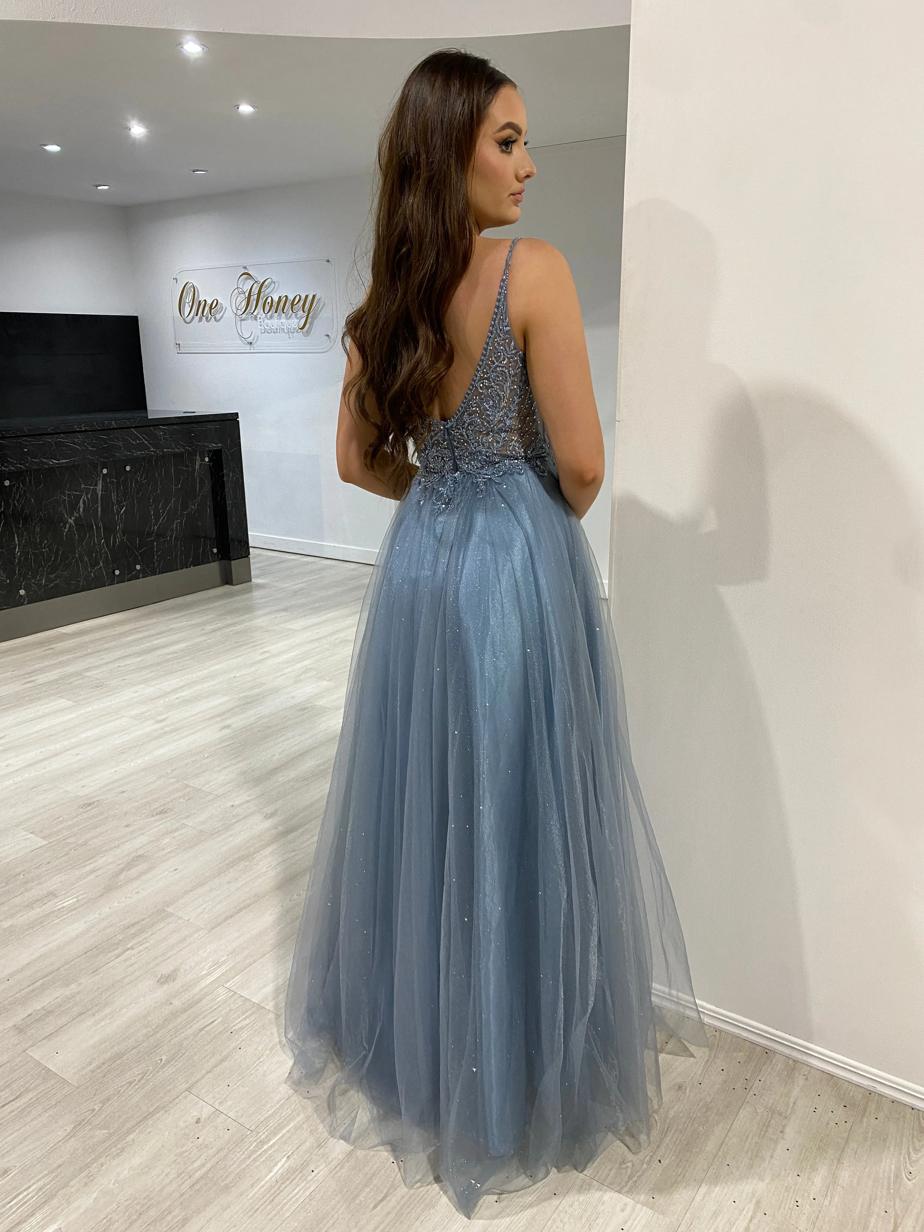 AMORET Romantic Beaded Applique Tulle Prom & Formal Dress