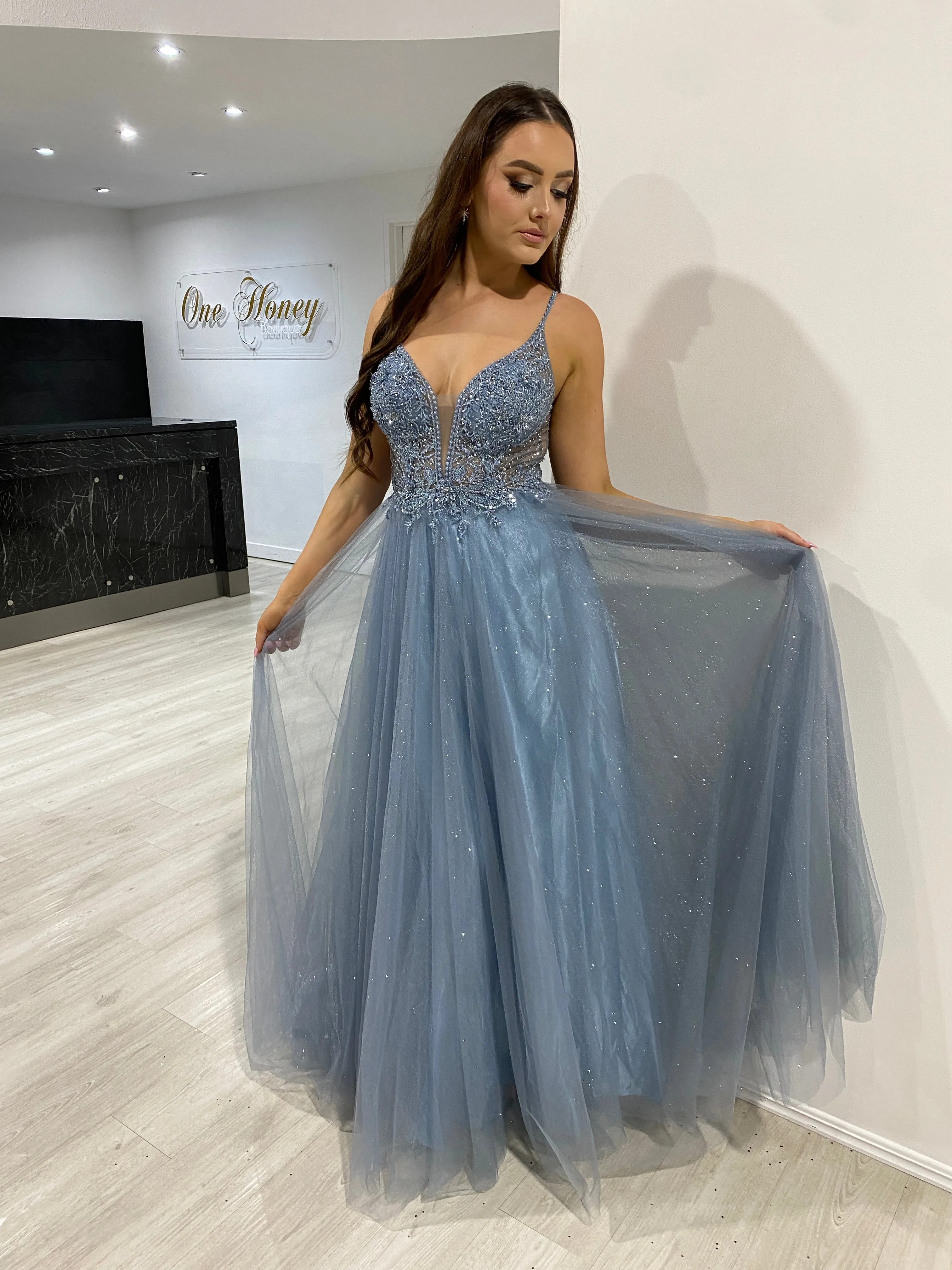 AMORET Romantic Beaded Applique Tulle Prom & Formal Dress