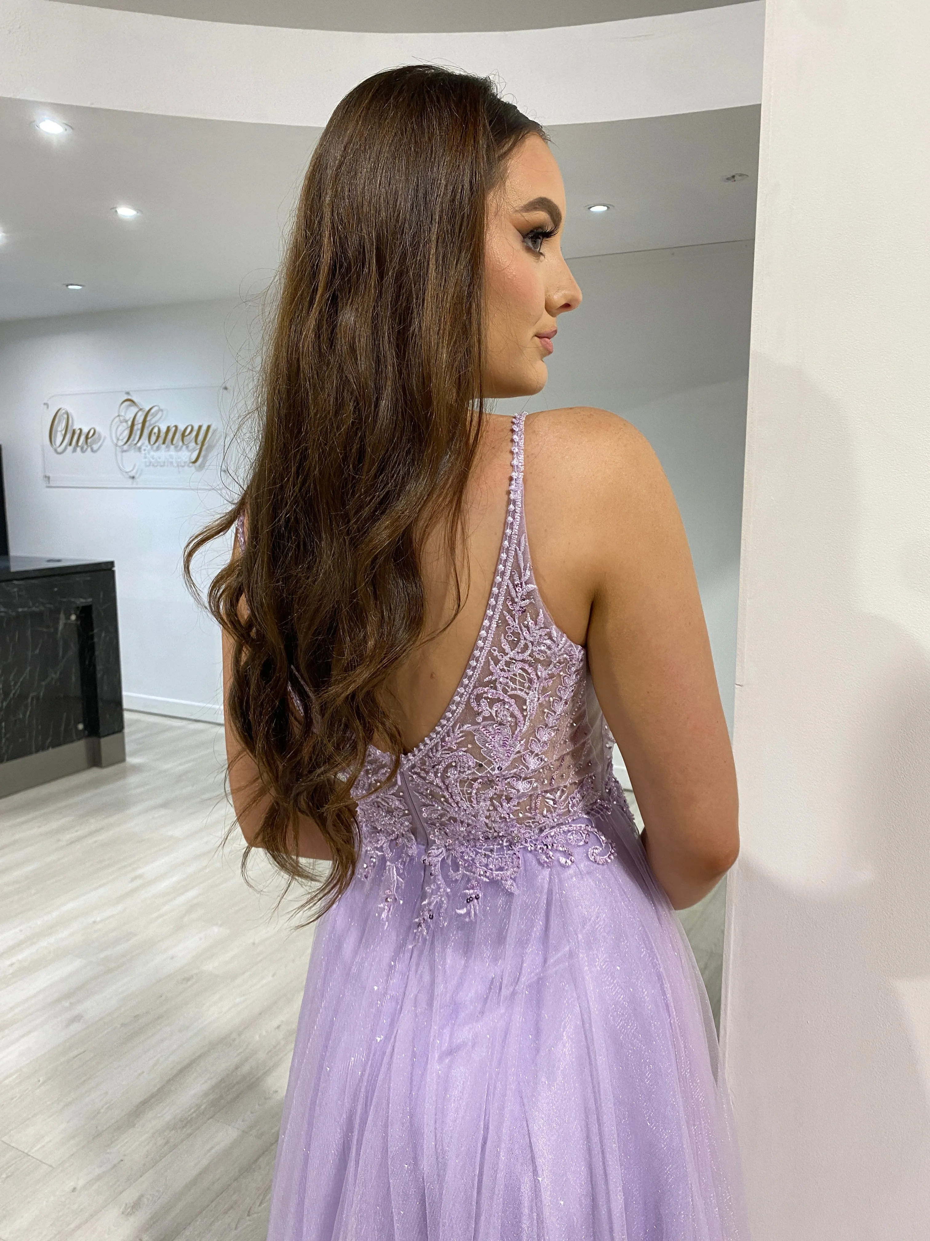 AMORET Romantic Beaded Applique Tulle Prom & Formal Dress