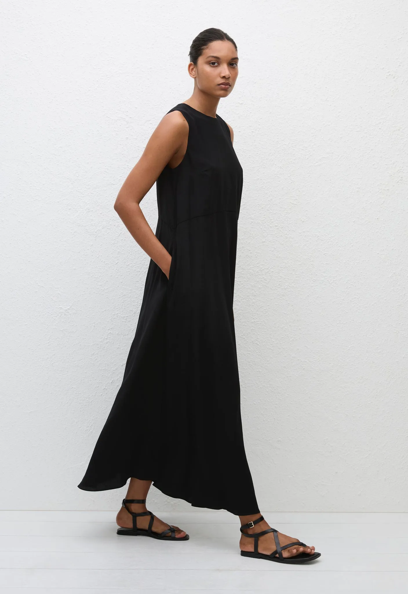 Curved Waist Midi Dress - Black